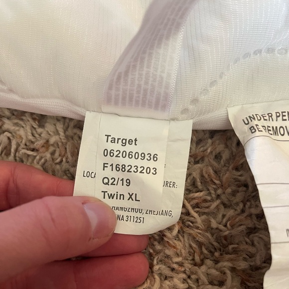 Threshold Twin XL bundle - 1 pillowcase, 1 flat sheet, 1 fitted sheet, 1 cover - Picture 7 of 8